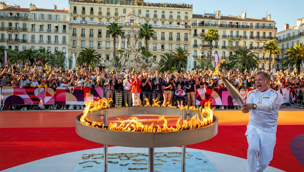 Le comédien Charles Berling allume le chaudron olympique à Toulon