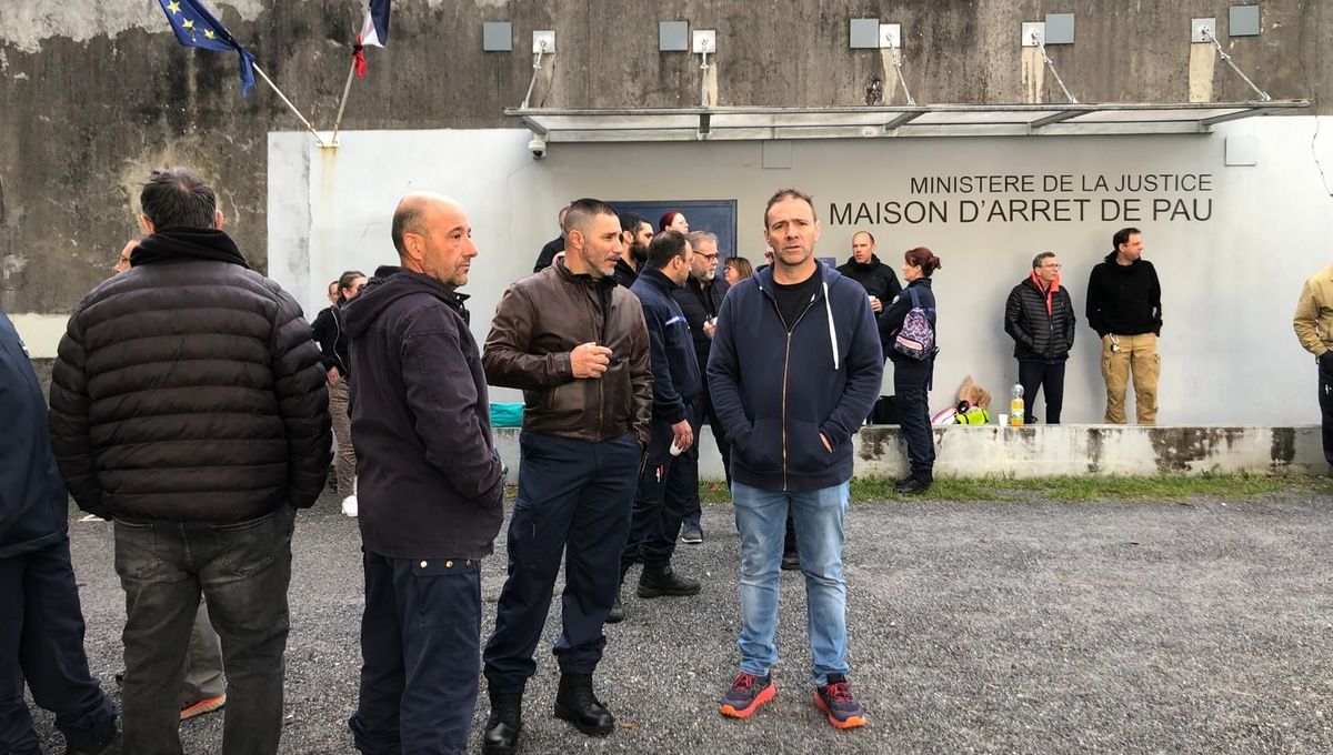 Des agents pénitentiaires rassemblés devant la maison d'arrêt de Pau pour l'opération "prison morte"