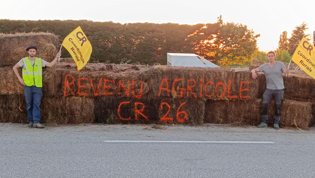 Le syndicat agricole de la Coordination rurale de Drôme a entouré le radar mobile sur la départementale 538 entre Alixan et Bourg-de-Péage samedi 11 mai 2024.
