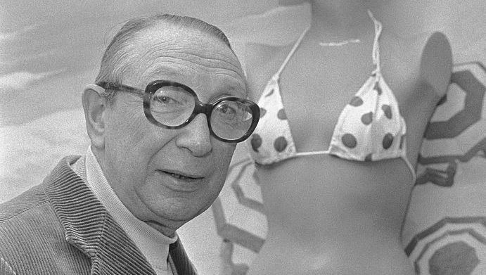 Louis Réard posant à côté de son maillot iconique : le bikini. Paris, 1974