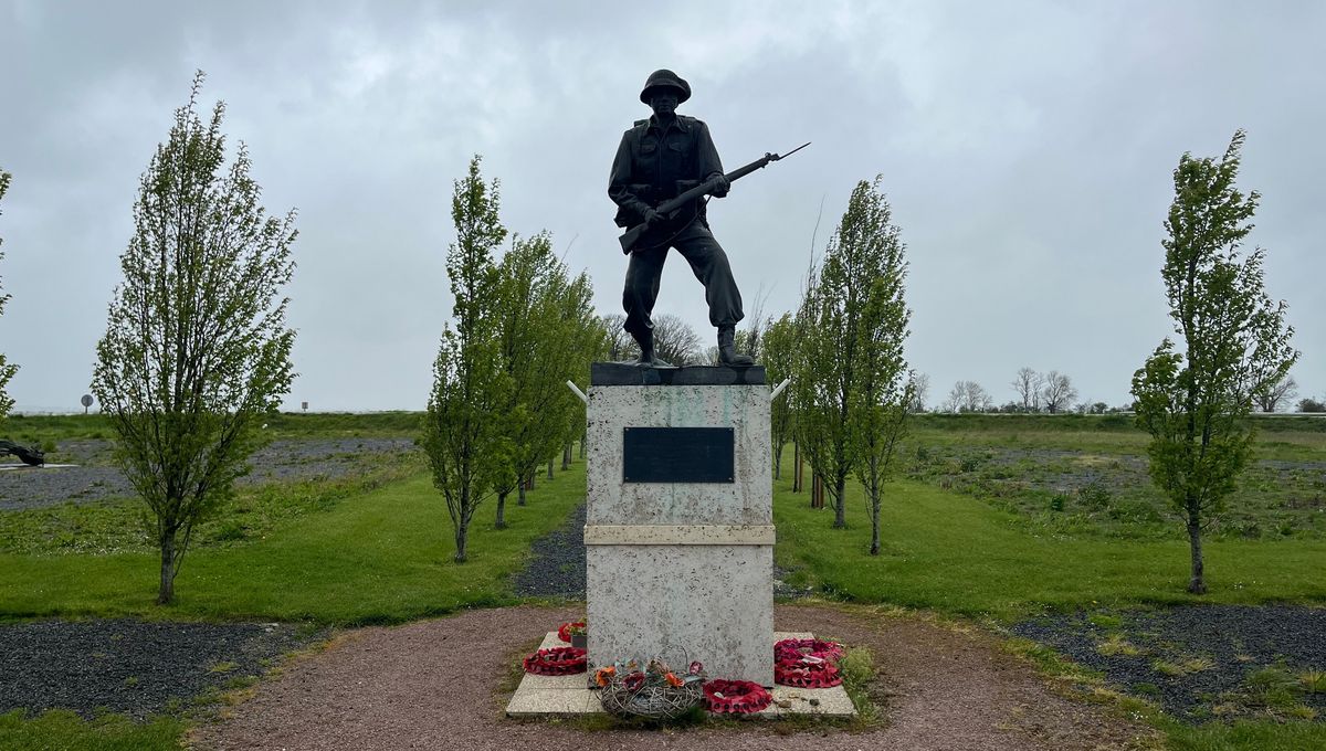 Statue d'un soldat britannique au sommet de la Cote 112 près de Caen.