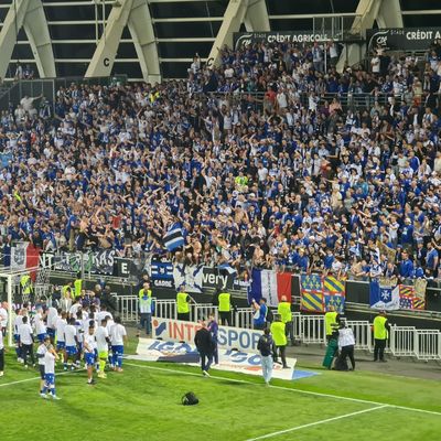 Après le nul à Amiens (0-0, 37e j. L2), les joueurs de l'AJA sont allés célébrer leur montée et leur titre de L2 avec leurs près de 3 000 supporters.