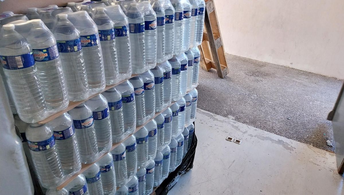 Des bouteilles d'eau distribués pour les habitants