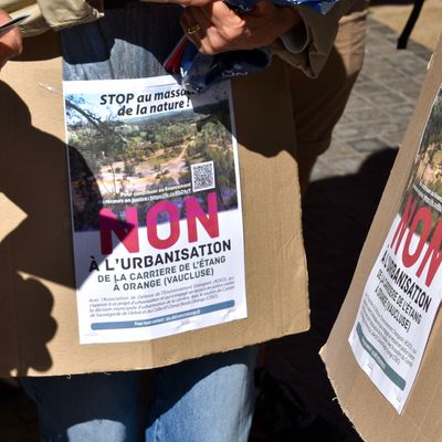 Les militants ont distribué des tracts sur le marché d'Orange ce jeudi 9 mai 2024.