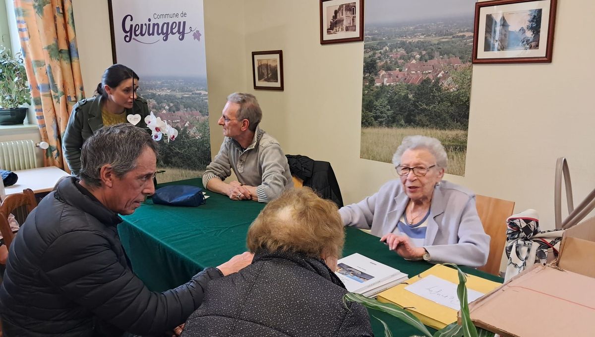 Simone POLAK, 95 ans, seule rescapée de la rafle de Gevingey (Jura) en avril 1944, dédicace son livre à la mairie du village