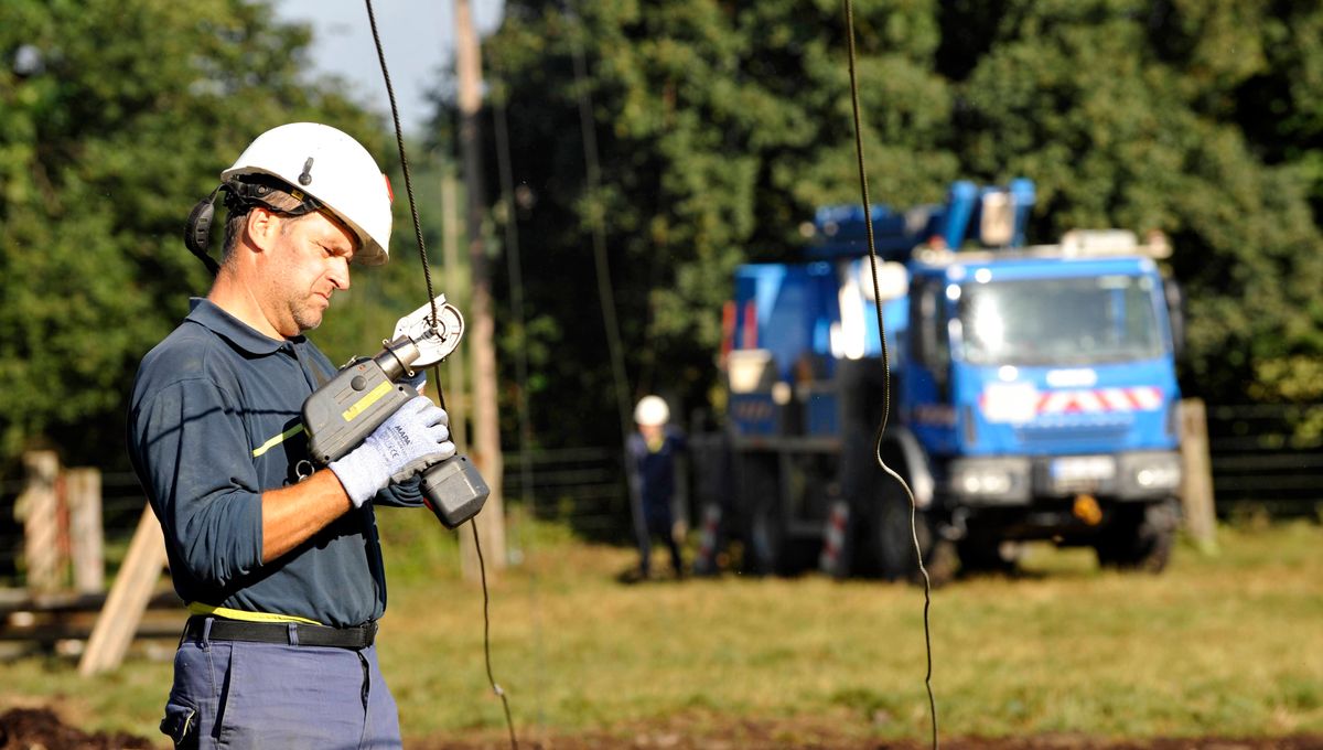 Des techniciens d'ERDF réparent au lieu-dit Le Rocher Hue une ligne de 20 000 volts