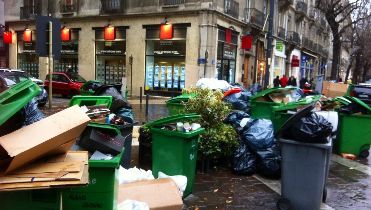 4e jour de grève des éboueurs à Grenoble - les poubelles s'accumulent sur les trottoirs.