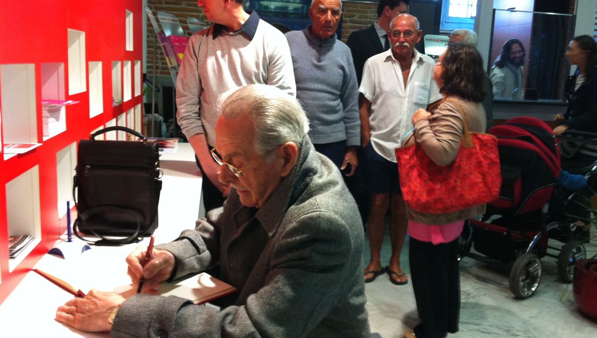 Les toulousains signent le livre d'or après le décès de l'ancien maire de la ville, Dominique Baudis.