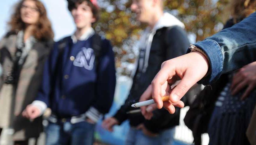 Zones fumeurs dans les lycées : les associations anti-tabac disent stop.