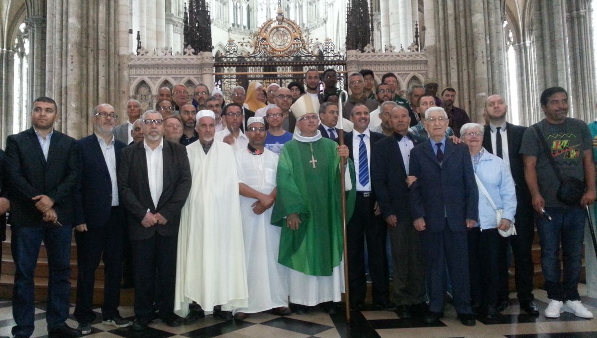A l'issue de la cérémonie, des fidéles de toutes confessions se retrouvent auprès de l'evêque d'Amiens 