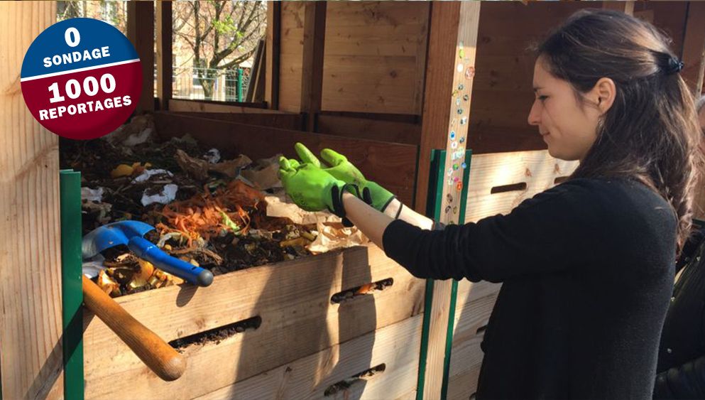 Une habitante du 13ème arrondissement de Paris, membre bénévole du réseau compost citoyen, mélange les déchets déposés dans les composteurs.
