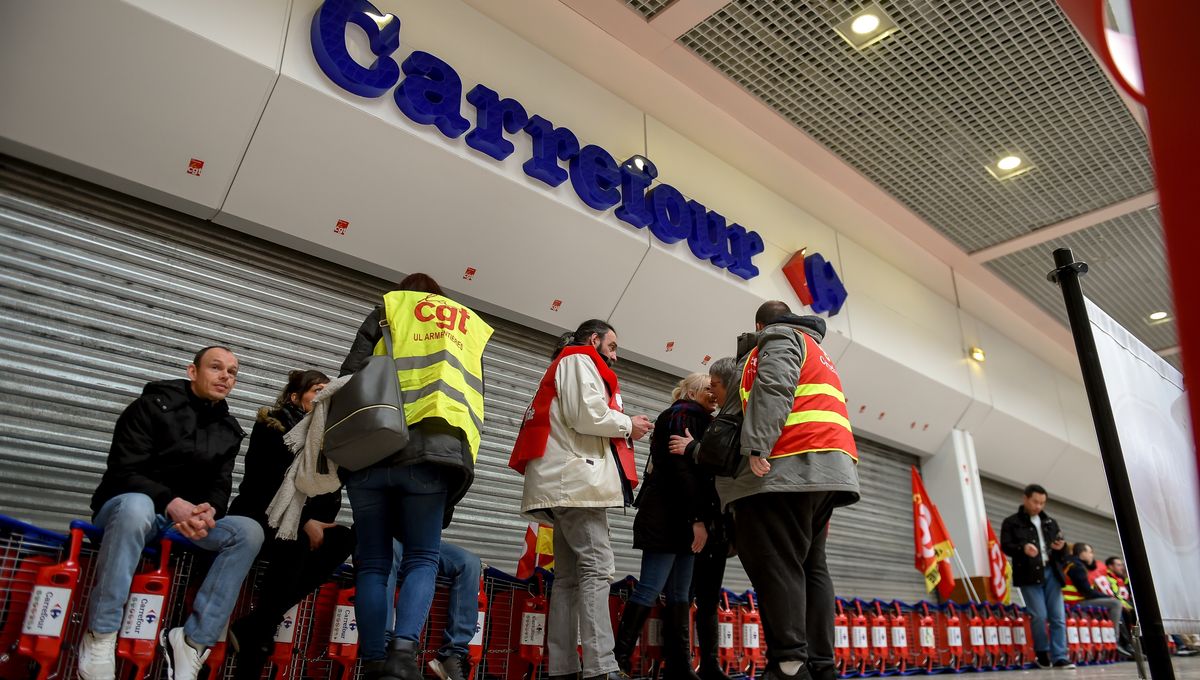 Des salariés en grève dans une enseigne Carrefour dans le nord de la France