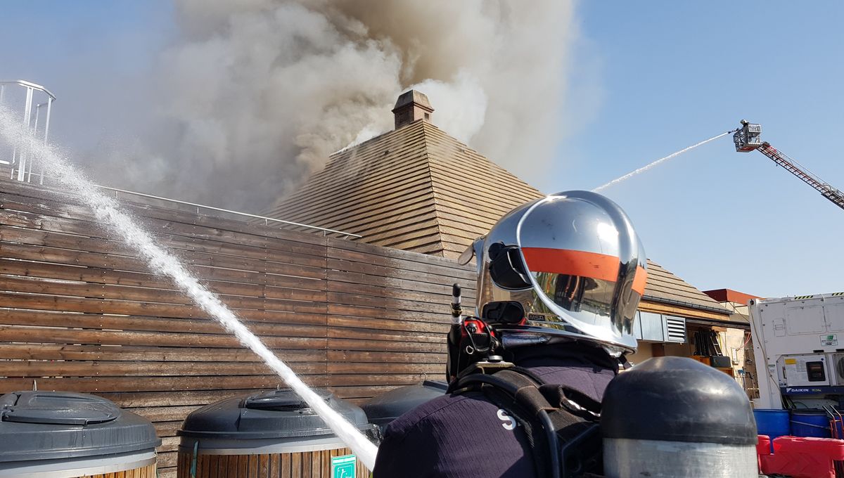 Les sapeurs-pompiers du SDIS 21 sont en train de lutter contre les flammes