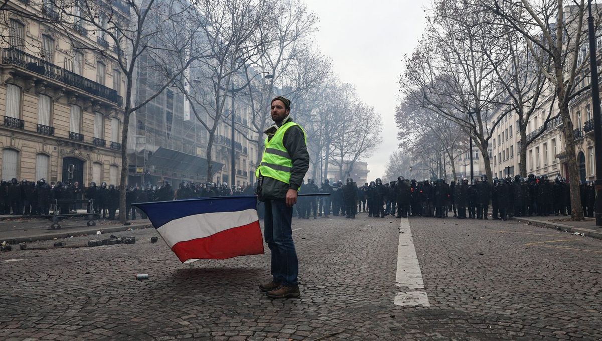 Un manifestant lors de la mobilisation des "gilets jaunes" le 8 décembre, à Paris