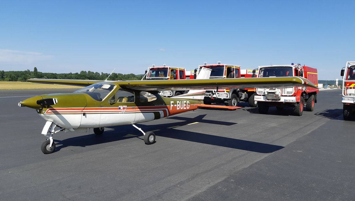 L'avion de reconnaissance des pompiers devant un groupe d'intervention feux de forêt