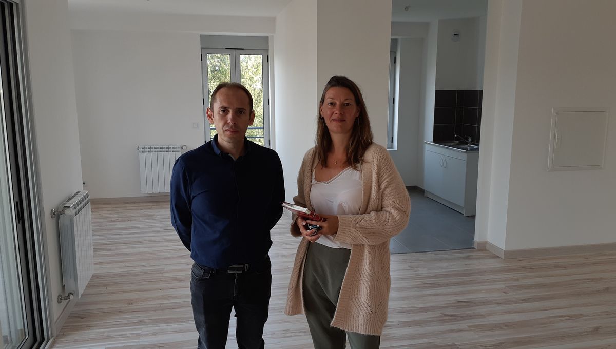 Eric Matias, gérant du cabinet EM Concept à Sens (Yonne) et sa collaboratrice, dans un des 41 appartements de la résidence Paul Picquet