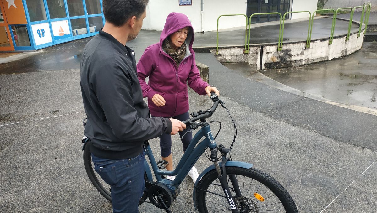 La pluie n'a pas empêchée les volontaires d'essayer les vélos électriques, lors d'une initiation à destination des seniors à Oloron-Sainte-Marie.