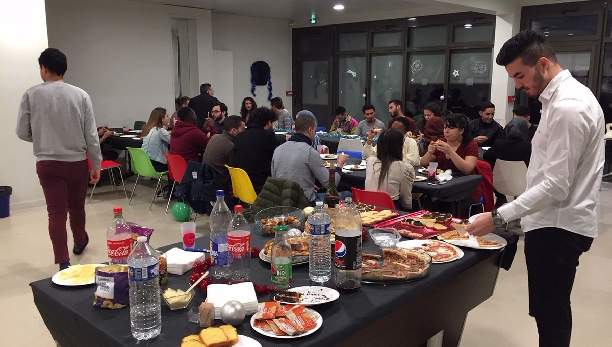 Une cinquantaine d'étudiants se sont réunis autour d'un bon repas de Noël.