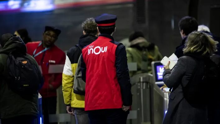 Des agents de la SNCF aiguillent les voyageurs en gare  (illustration)