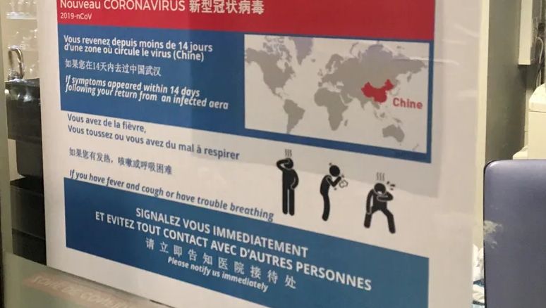 Des affiches sur le coronavirus à l'accueil des urgences de l'hôpital de Châteauroux.