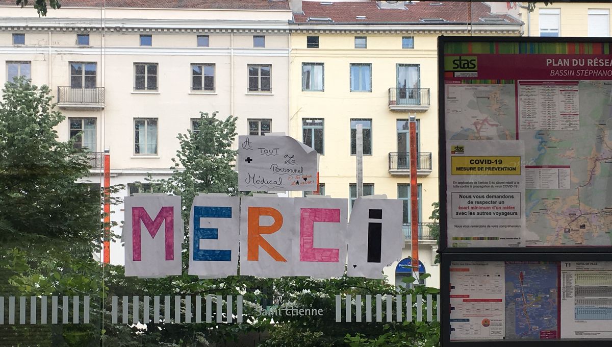 Message de remerciement au '"personnel médical" et aux caissiers affiché à l'arrêt de tram Hôtel de Ville de Saint-Étienne
