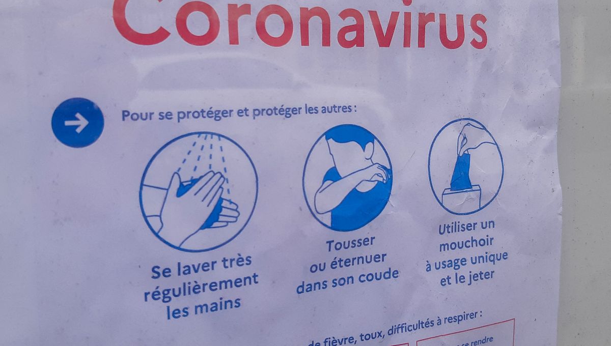 Affiche sur le coronavirus à l'entrée d'une école.