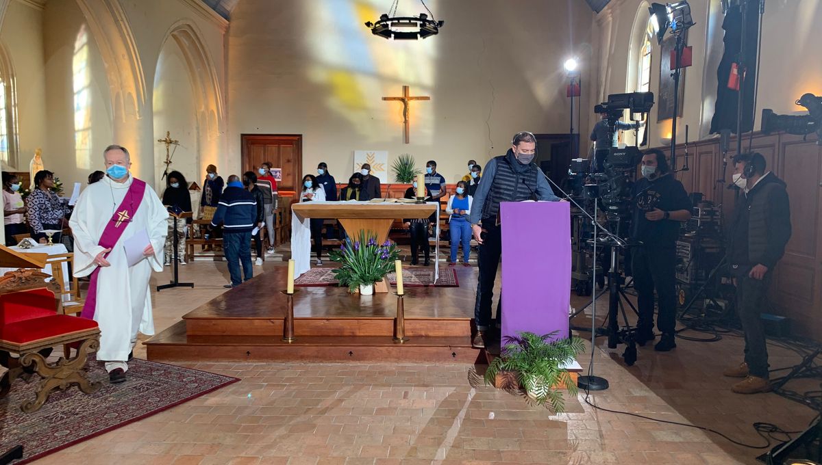 A l'église de Saint-Etienne-du-Rouvray, les derniers préparatifs avant la messe diffusée ce dimanche matin sur France 2.