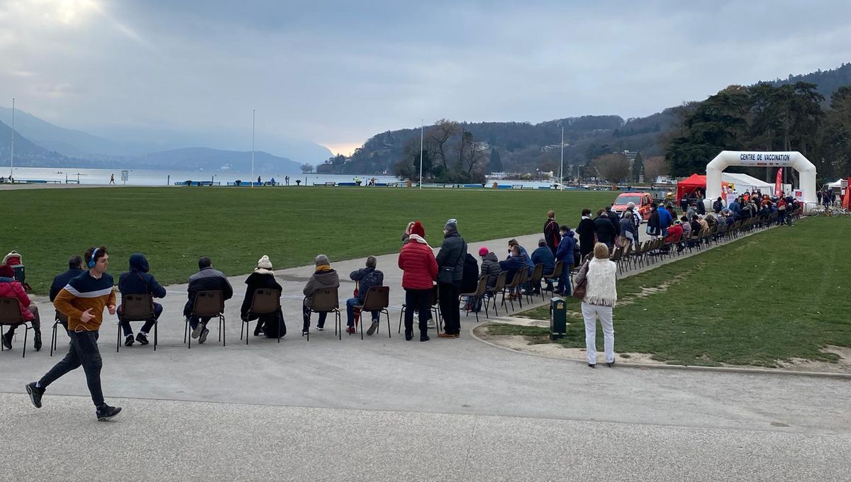 Avant l'ouverture à 9 heures du centre de vaccination éphémère sur le Pâquier d'Annecy, des centaines de personnes attendent déjà leur tour. 