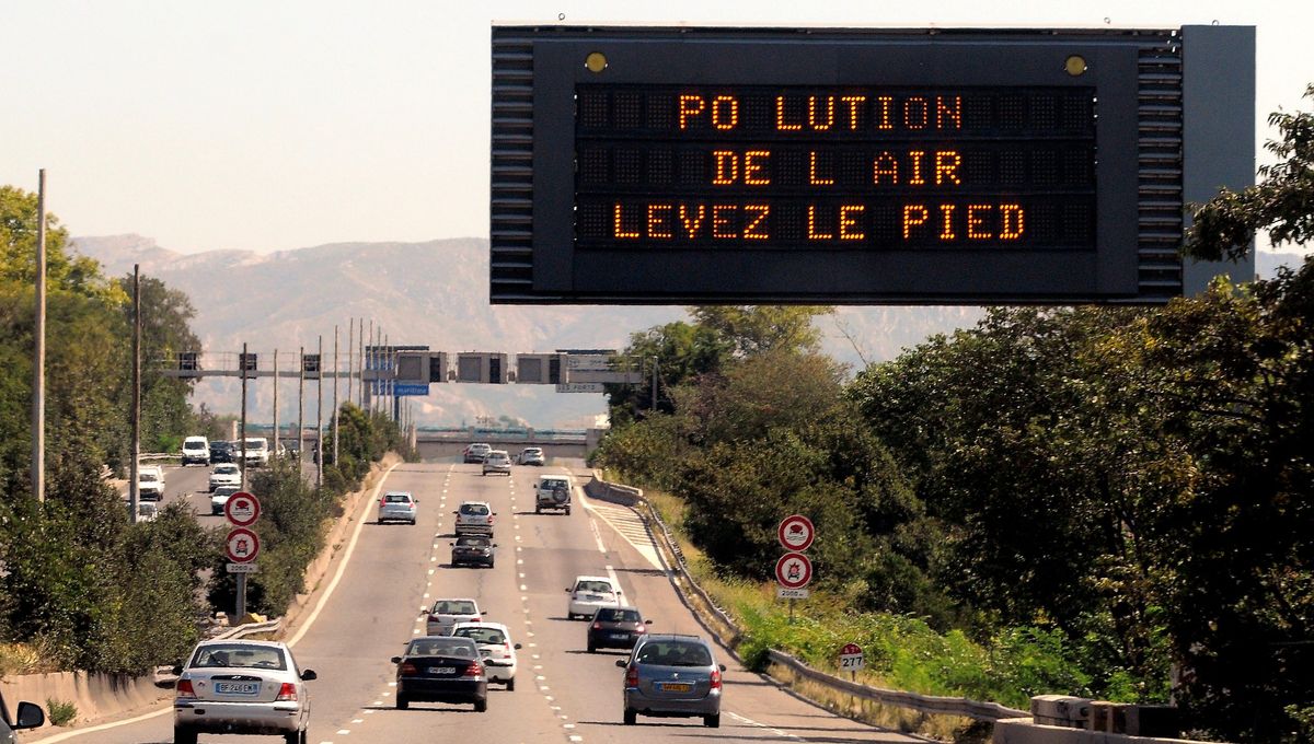 La préfecture déclenche le niveau d'alerte à cause de la pollution de l'air  à l'ozone, la vitesse est abaissée de 20 km/h sur toutes les routes des Bouches-du-Rhône. 
