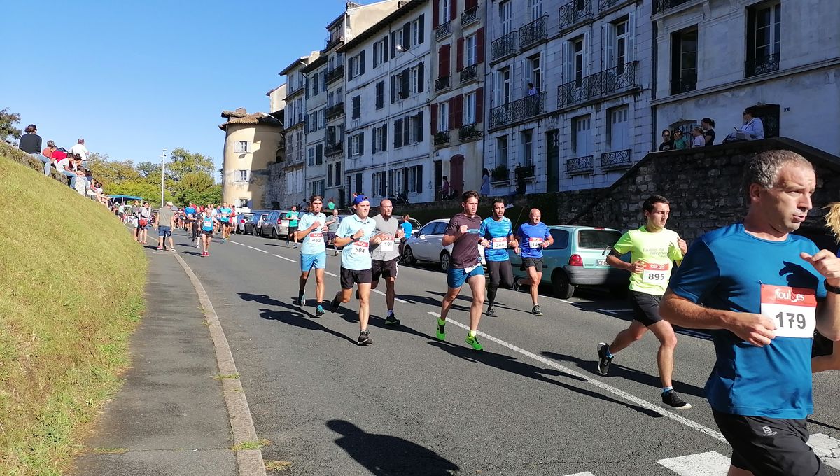 La course des remparts a attiré 960 coureurs à Bayonne, un record.