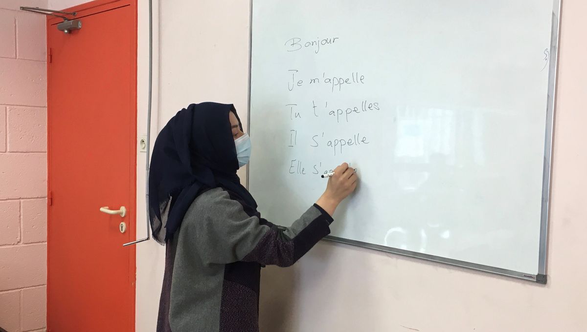 Mahnaz Saleem, arrivée d'Afghanistan en juin, donne des cours de français à ses compatriotes réfugiés, à la Maison des Habitants d'Arnage.