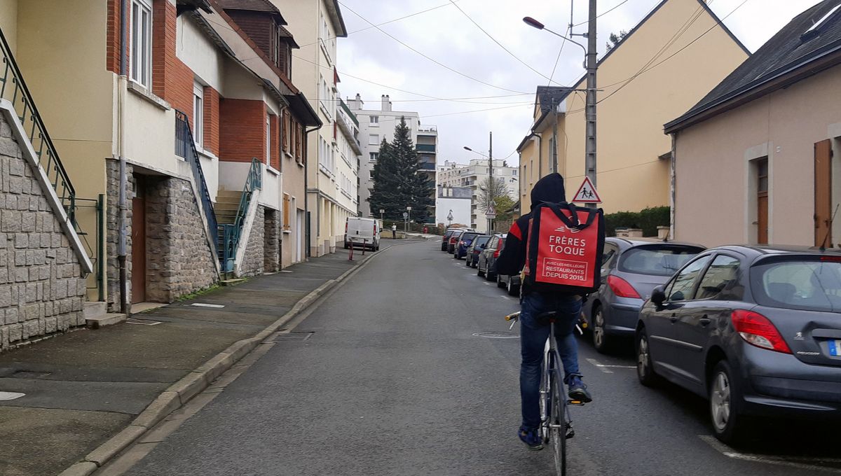 Un livreur de repas à vélo de la plateforme "Frères Toque" dans les rues du Mans