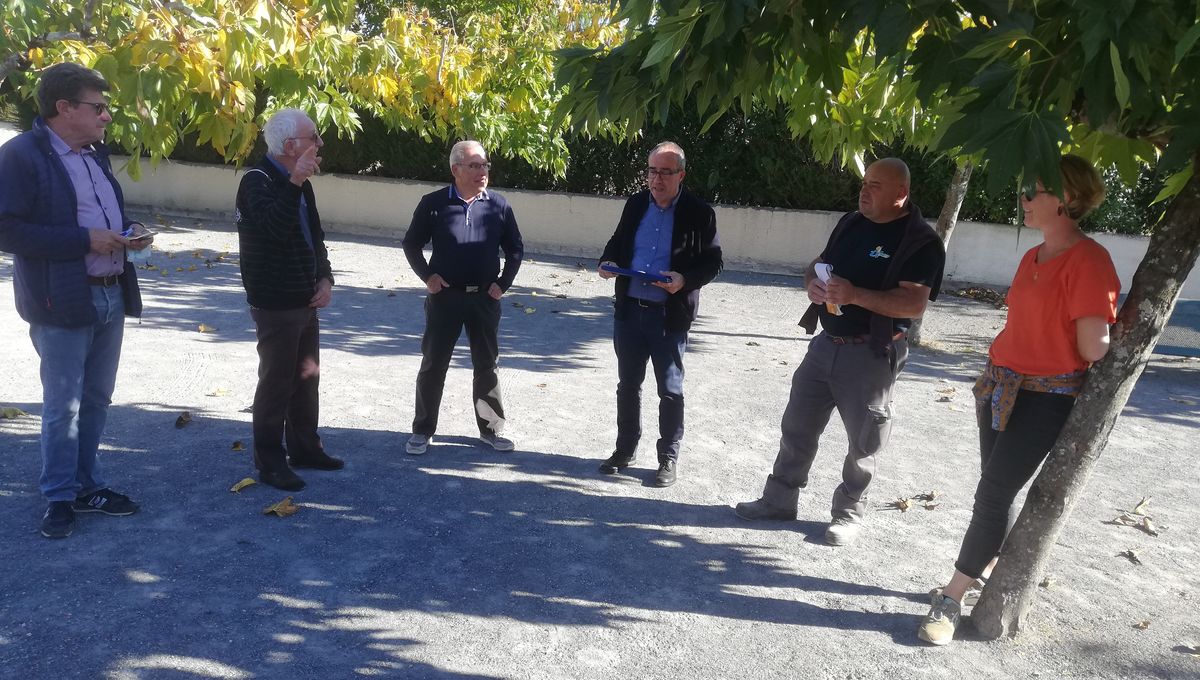Le maire de Poey-de-Lescar (en chemise bleue au centre), accompagné de son équipe municipale, a longtemps discuté avec les habitants de la rue du Coteau.