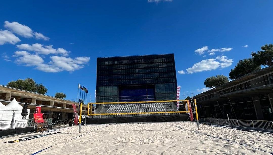 Le parvis de l'hôtel de ville transformé en terrain de beach volley  jusqu'à dimanche.