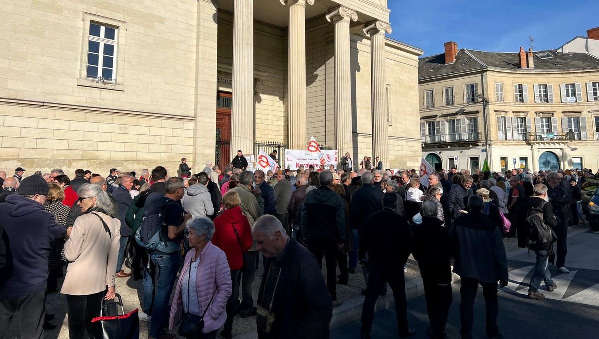 Les manifestants se sont rassemblés devant le palais de justice de Périgueux. 
