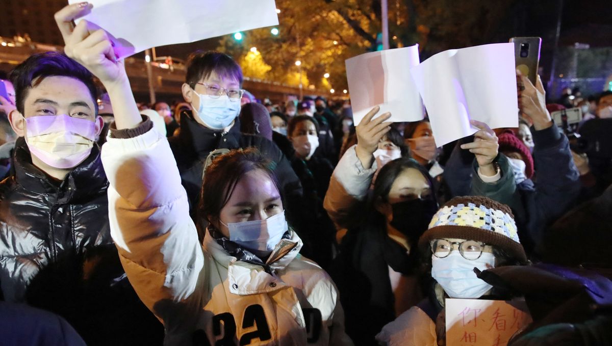 À Pékin, 400 manifestants se sont rassemblés dimanche soir contre la politique "zéro Covid" du pays, brandissant des feuilles blanches pour symboliser la censure