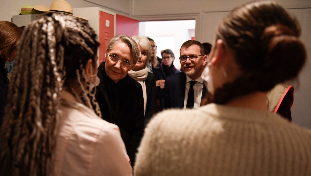 Elisabeth Borne et Olivier Klein, en visite dans un centre d'hébergement d'urgence de la Croix-Rouge à Paris, le 21 décembre 2022.
