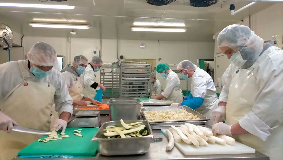 Les cuisiniers du traiteur Festins de Bourgogne s'activent dans les locaux de Chemilly-sur-Yonne