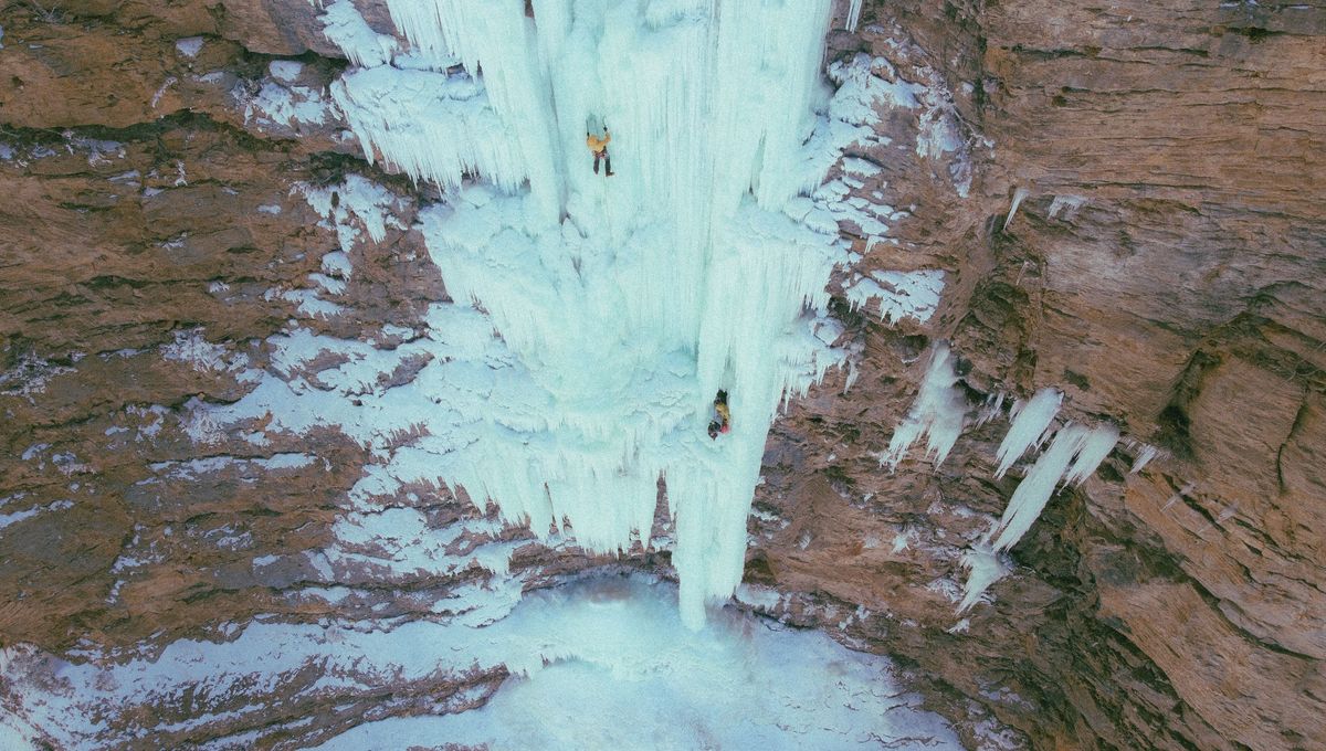 30 janvier 2023. Trois hommes, si petits, accrochés dans l'immensité d'une cascade de glace éphémère