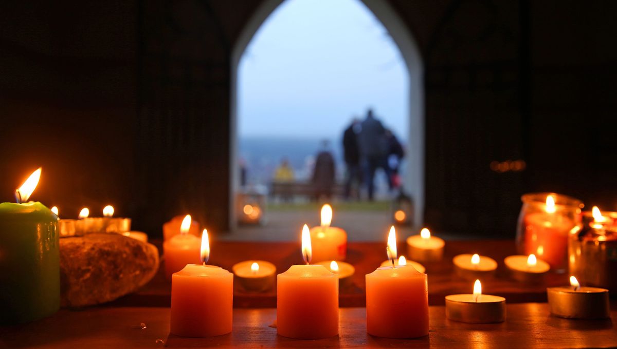 Des bougies déposées en hommage à Estelle Luce, l'une des victimes attribuées à Gabriel Fortin, appelé "le tueur de DRH".