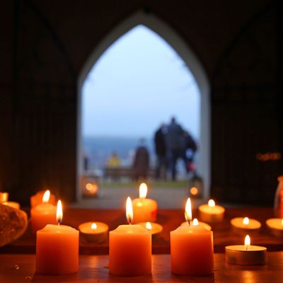 Des bougies déposées en hommage à Estelle Luce, l'une des victimes attribuées à Gabriel Fortin, appelé "le tueur de DRH".