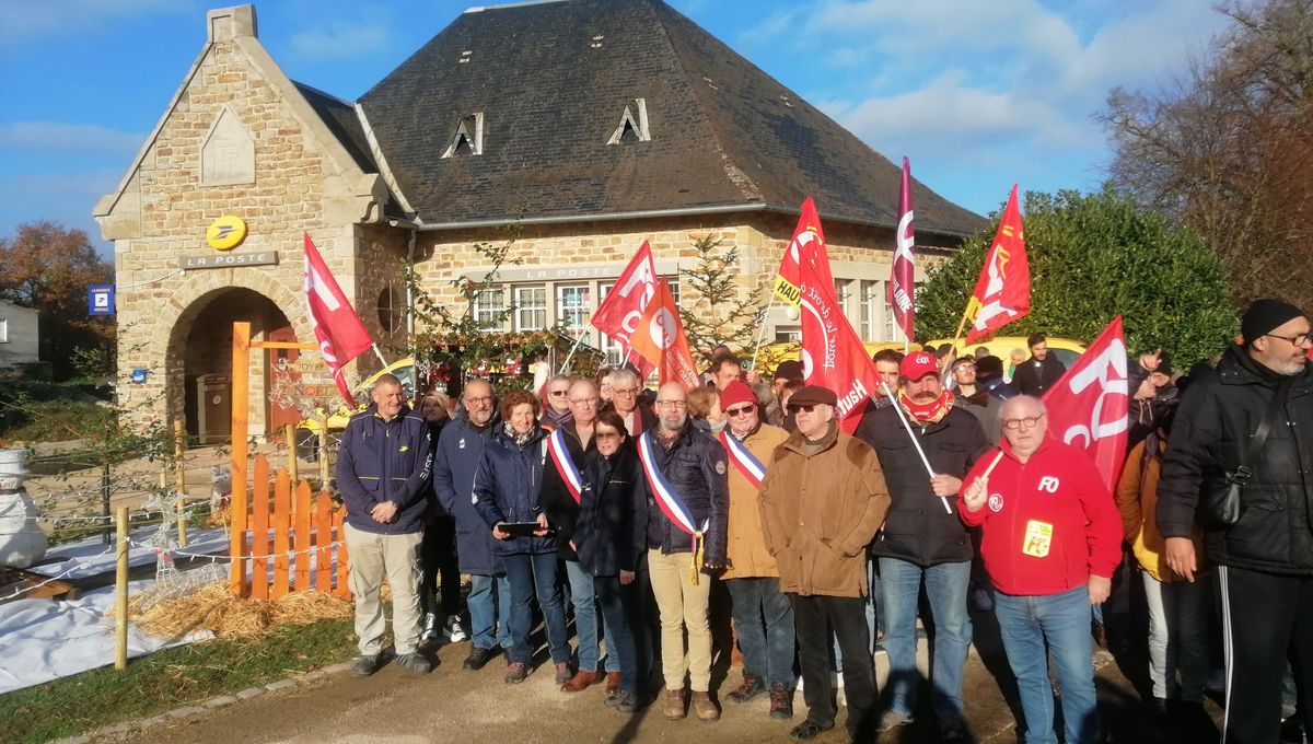 Elus, syndicalistes, habitants et facteurs se sont mobilisés ce samedi contre la fermeture du centre courrier de Nieul.