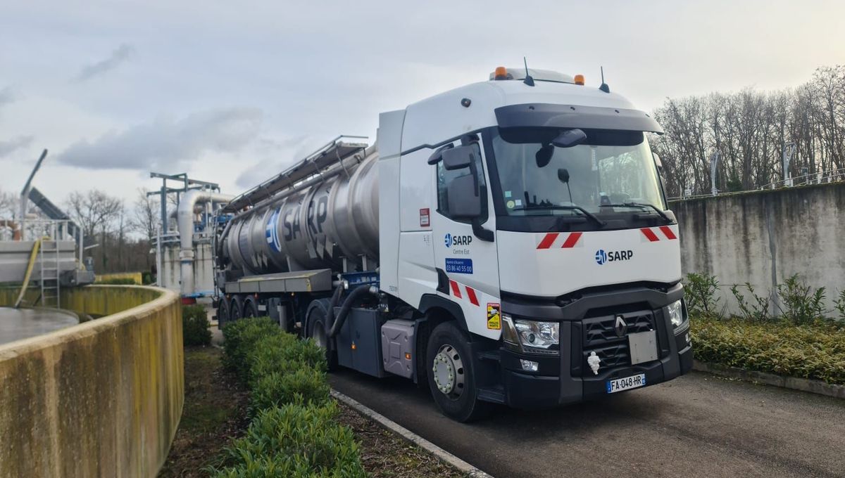 À la station d'épuration d'Appoigny (Yonne), les camions défilent pour pomper les 10 000 litres de gazole déversés dans le réseau d'assainissement auxerrois.