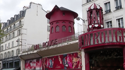 Les ailes du Moulin Rouge sont tombées, dans la nuit du mercredi 24 au jeudi 25 avril, sans faire de blessé. L'occasion pour le 20 Heures de revenir sur l'histoire du célèbre cabaret parisien. (France 2)