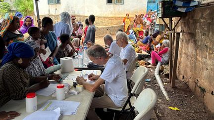 Un point de vaccination à Koungou. Les personnes reçoivent un vaccin à boire. (Raïnat Aliloiffa)