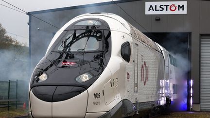Un train de voyageurs à grande vitesse de nouvelle génération est photographié à l'usine Alstom de Belfort, dans l'est de la France, lors du dévoilement de sa livrée InOui (la marque des services de trains TGV haut de gamme), le 29 avril 2024. (FREDERICK FLORIN / AFP)