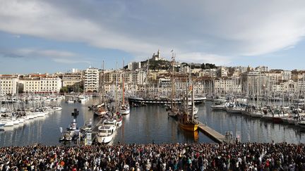 Le "Belem" arrive dans le Vieux-Port de Marseille, avec à son bord la flamme olympique, le 8 mai 2024. (SEBASTIEN NOGIER / MAXPPP)