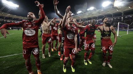 Les joueurs brestois célèbrent leur qualification pour la Ligue des champions, après leur victoire à Toulouse, le 19 mai 2024. (VALENTINE CHAPUIS / AFP)