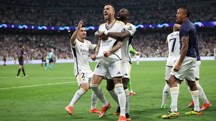 Joselu célèbre son deuxième but, synonyme de qualification pour la finale, avec ses coéquipiers lors de la demi-finale retour de Ligue des champions entre le Real Madrid et le Bayern Munich, le 8 mai 2024. (THOMAS COEX / AFP)