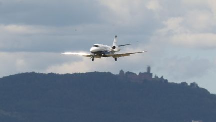 Un jet privé atterri sur l'aérodrome de Colmar Houssen, en Alsace, le 25 mai 2022. (HERV? KIELWASSER / MAXPPP)